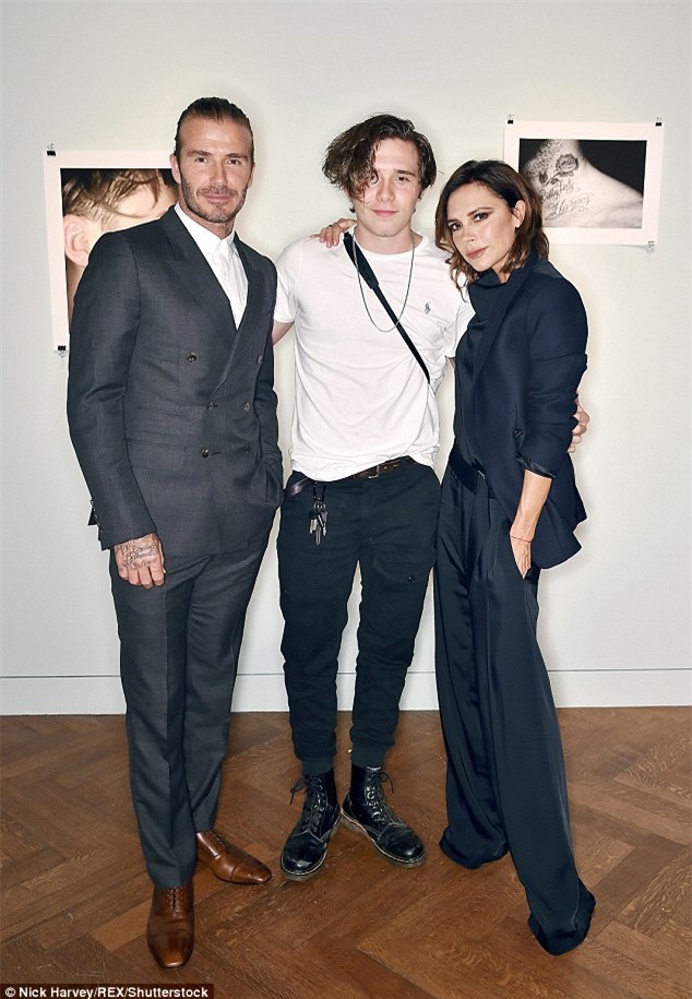 Vợ chồng David Beckham tình tứ trong ngày ra mắt sách ảnh của con trai - Ảnh 1.