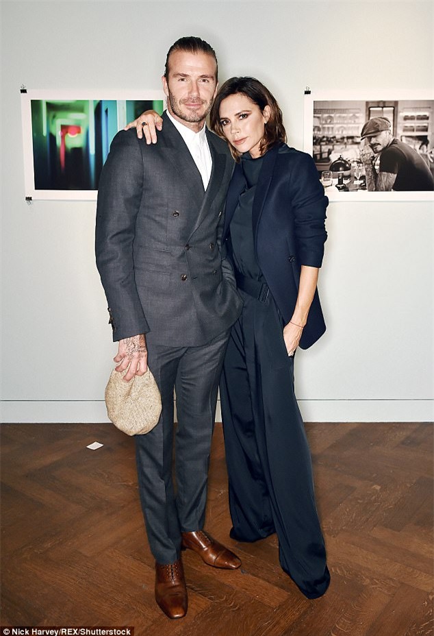 Vợ chồng David Beckham tình tứ trong ngày ra mắt sách ảnh của con trai - Ảnh 2.