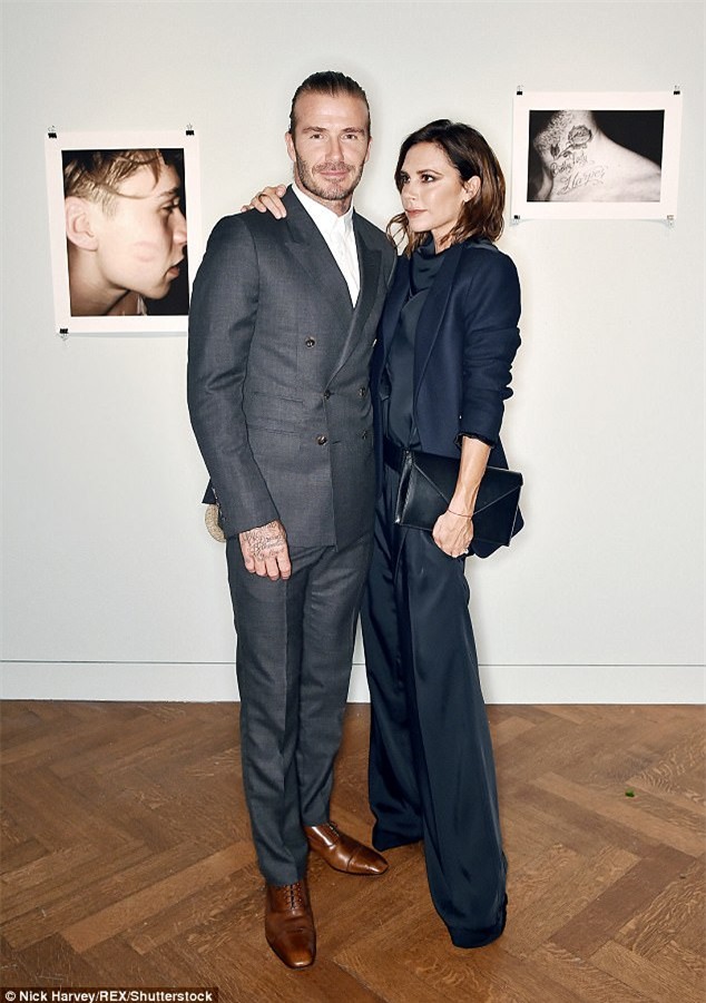 Vợ chồng David Beckham tình tứ trong ngày ra mắt sách ảnh của con trai - Ảnh 3.