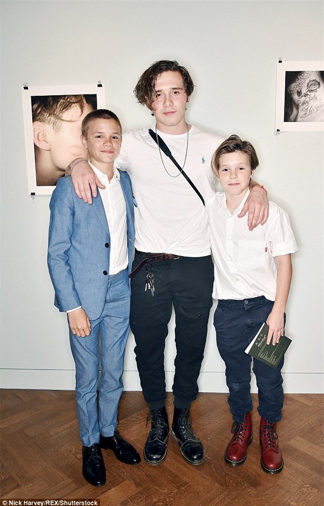 Vợ chồng David Beckham tình tứ trong ngày ra mắt sách ảnh của con trai - Ảnh 4.
