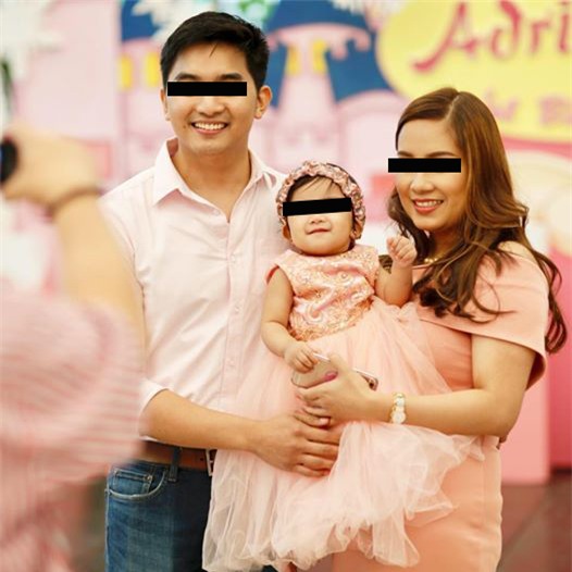 Bé gái 1 tuổi bị hai bảo mẫu dùng búp bê không đầu dọa đến phát khóc - Ảnh 3.