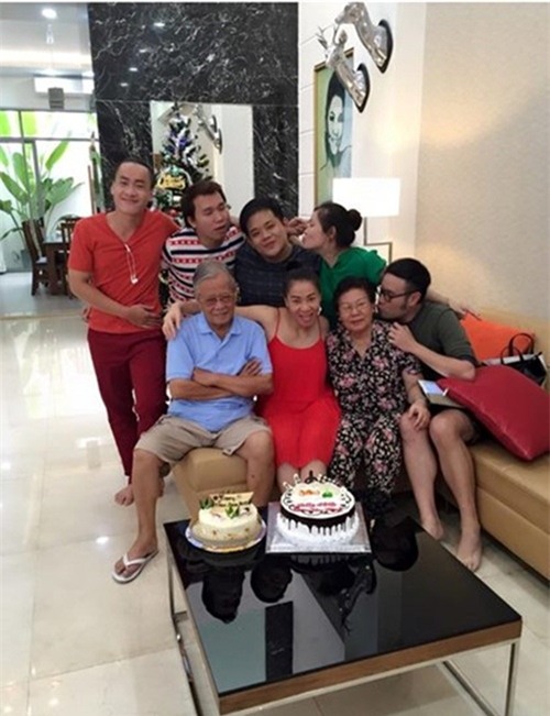 khoe anh gia dinh ba the he moi thay me ly nha ky tre dep kho tin hinh anh 9