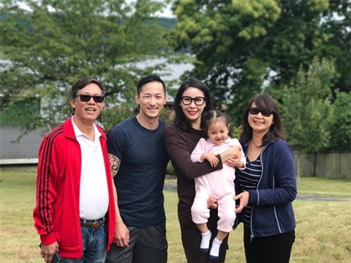 khoe anh gia dinh ba the he moi thay me ly nha ky tre dep kho tin hinh anh 10