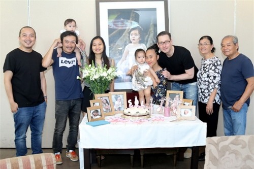 khoe anh gia dinh ba the he moi thay me ly nha ky tre dep kho tin hinh anh 12