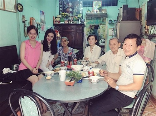 khoe anh gia dinh ba the he moi thay me ly nha ky tre dep kho tin hinh anh 3