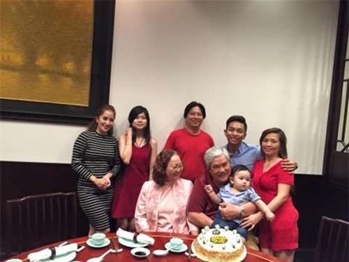 khoe anh gia dinh ba the he moi thay me ly nha ky tre dep kho tin hinh anh 7