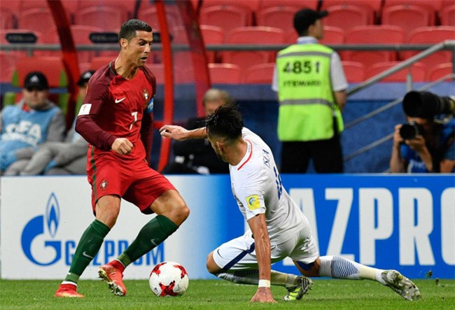 Ronaldo bất lực nhìn đồng đội liên tiếp sút hỏng penalty - Ảnh 1.
