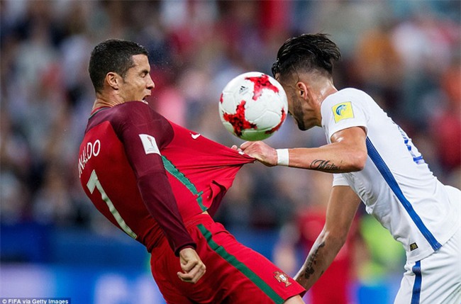 Ronaldo bất lực nhìn đồng đội liên tiếp sút hỏng penalty - Ảnh 2.