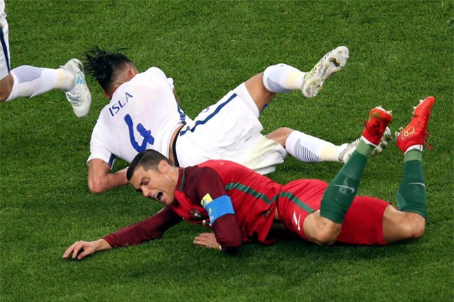 Ronaldo bất lực nhìn đồng đội liên tiếp sút hỏng penalty - Ảnh 3.