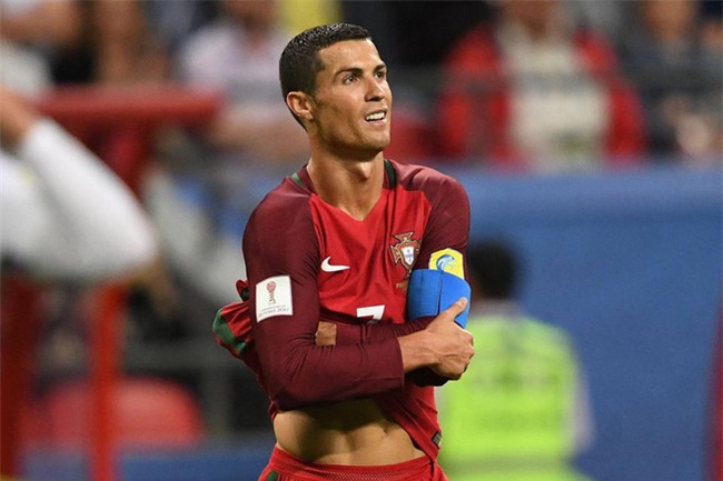 Ronaldo bất lực nhìn đồng đội liên tiếp sút hỏng penalty - Ảnh 4.
