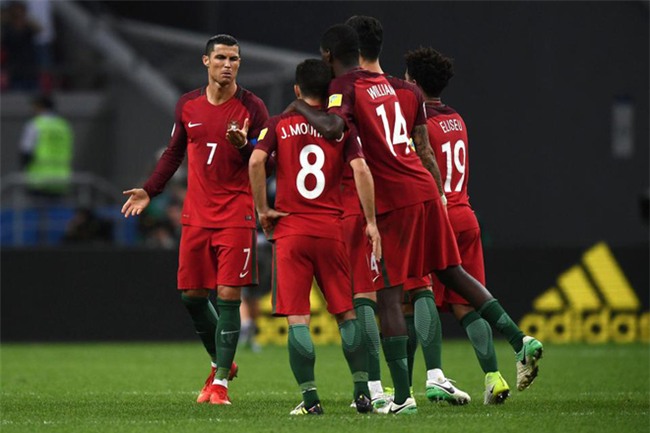 Ronaldo bất lực nhìn đồng đội liên tiếp sút hỏng penalty - Ảnh 6.