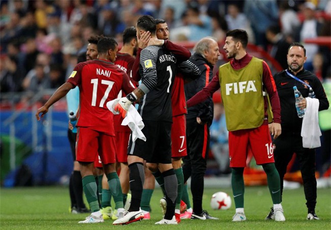 Ronaldo bất lực nhìn đồng đội liên tiếp sút hỏng penalty - Ảnh 7.