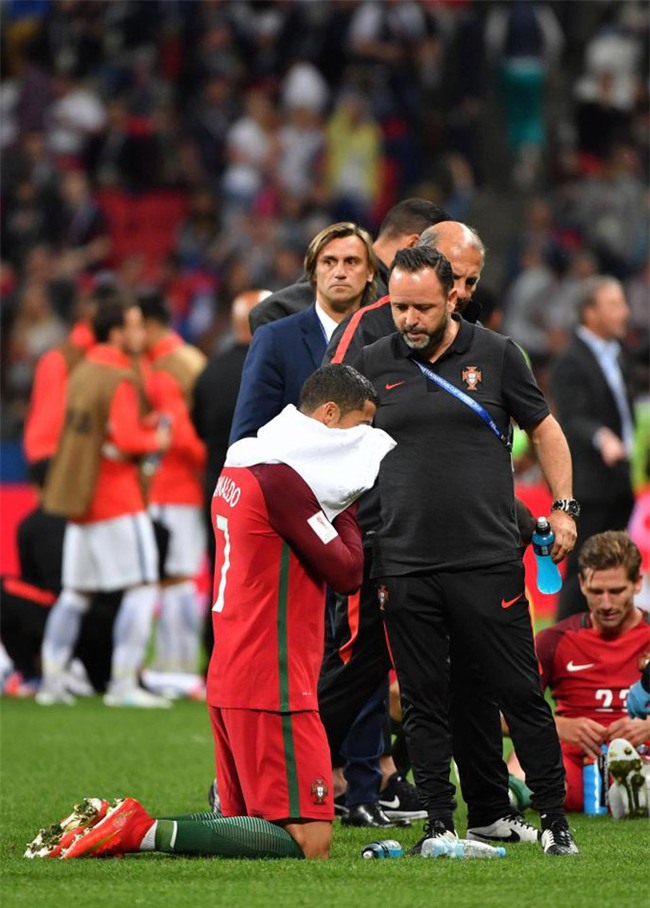 Ronaldo bất lực nhìn đồng đội liên tiếp sút hỏng penalty - Ảnh 8.