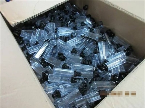 Quy trình sản xuất mỹ phẩm gắn mác hàng hiệu xách tay khiến chị em rùng mình - Ảnh 3.