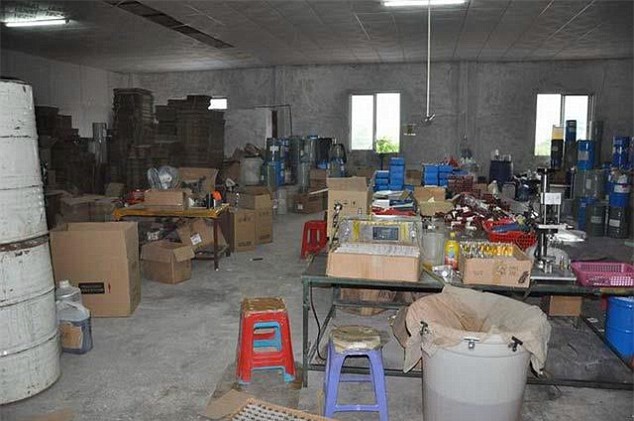 Quy trình sản xuất mỹ phẩm gắn mác hàng hiệu xách tay khiến chị em rùng mình - Ảnh 5.