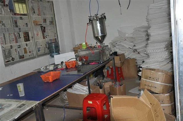 Quy trình sản xuất mỹ phẩm gắn mác hàng hiệu xách tay khiến chị em rùng mình - Ảnh 7.