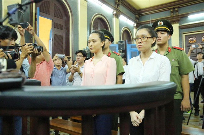 Clip: hoa hậu Phương Nga tươi cười sau khi HĐXX ký quyết định tại ngoại- Ảnh 2.