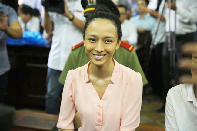 Clip: Khoảnh khắc hoa hậu Phương Nga tươi cười sau khi HĐXX ký quyết định tại ngoại - Ảnh 3.