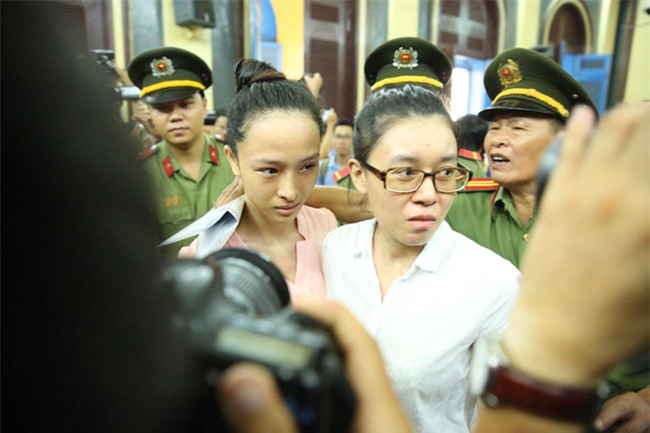 Clip: Khoảnh khắc hoa hậu Phương Nga tươi cười sau khi HĐXX ký quyết định tại ngoại - Ảnh 5.