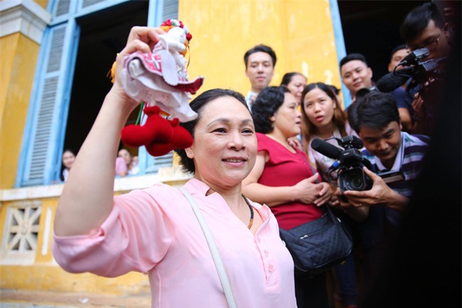 Clip: Khoảnh khắc hoa hậu Phương Nga tươi cười sau khi HĐXX ký quyết định tại ngoại - Ảnh 7.