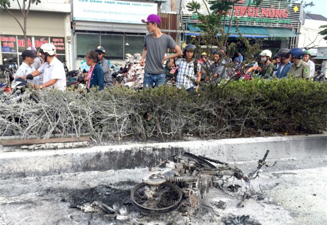 Xe may cho 2 can xang chay ngun ngut tren dai lo Pham Van Dong hinh anh 1