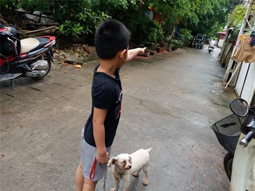nghi van be trai 5 tuoi bi nguoi phu nu tre bat coc giua trua o ha noi - 1