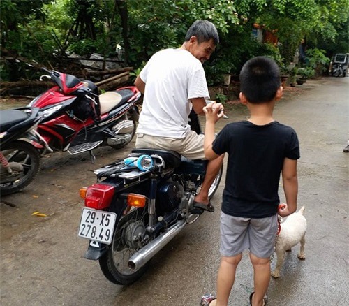 nghi van be trai 5 tuoi bi nguoi phu nu tre bat coc giua trua o ha noi - 2