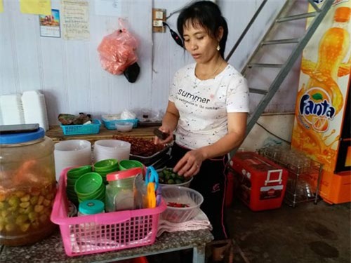 nghi van be trai 5 tuoi bi nguoi phu nu tre bat coc giua trua o ha noi - 3