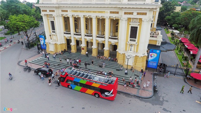 Xe buyt hai tang mui tran dao quanh thanh pho hinh anh 1