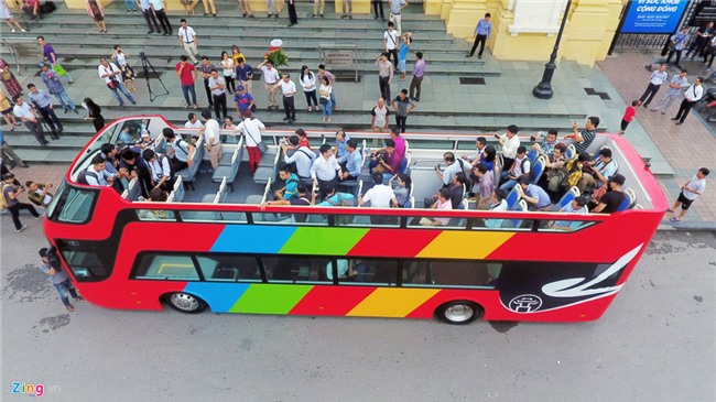 Xe buyt hai tang mui tran dao quanh thanh pho hinh anh 5