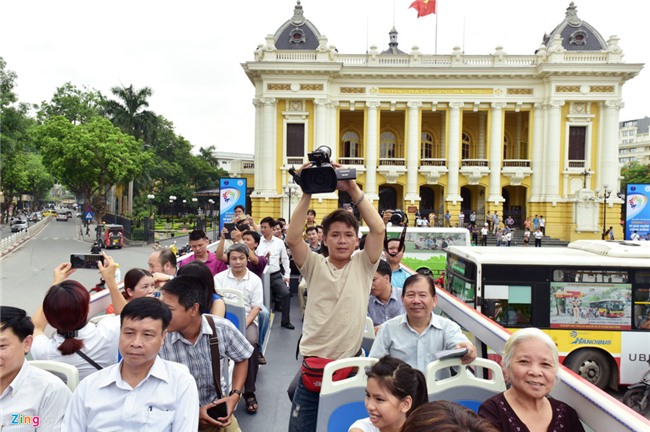 Xe buyt hai tang mui tran dao quanh thanh pho hinh anh 7