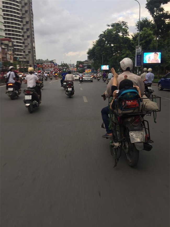 Khoảnh khắc trên phố Hà Nội khiến người ta vừa thương vừa giận - Ảnh 1.