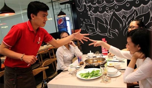 Ngày đầu đi làm và tờ 100 nghìn đồng nhận từ khách khiến chàng sinh viên trăn trở - Ảnh 3.