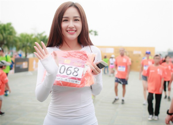 Mai Phương Thúy không có vòng eo mịn màng như hình ảnh mà ê kíp của cô gửi tới truyền thông. Khi không có photoshop, Hoa hậu để lộ vòng bụng ngấn mỡ, không săn chắc.