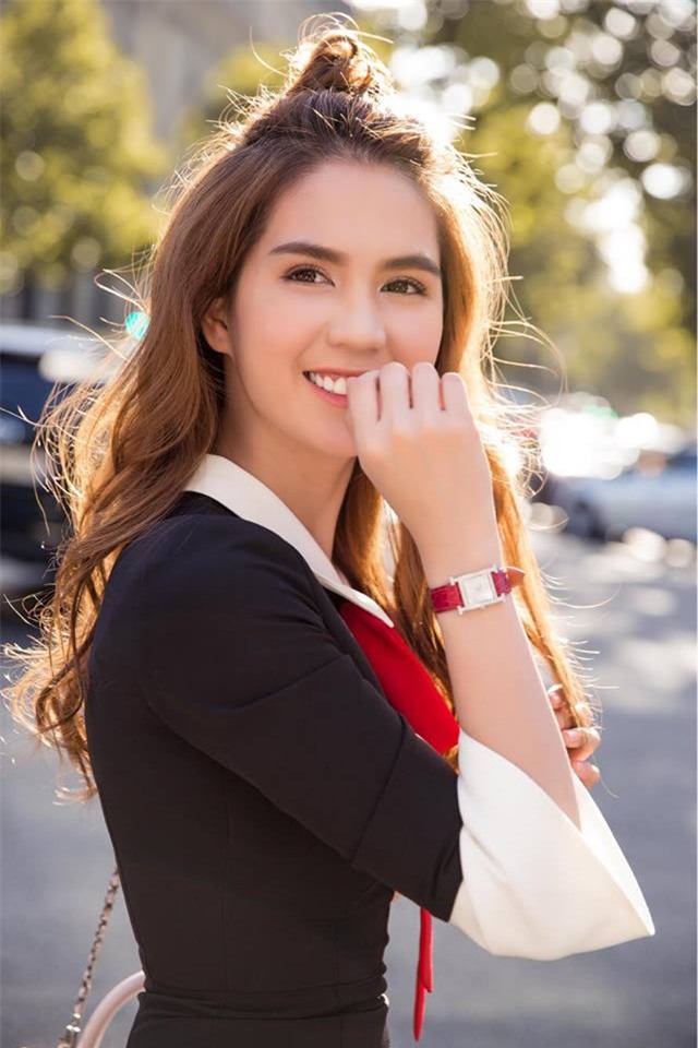 ngoc trinh bi "bat qua tang" mac vay nhai hang hieu giong cua ho ngoc ha - 2