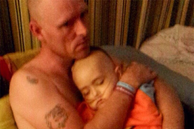 Dùng chút sức lực cuối cùng trước khi ra đi mãi mãi vì ung thư, thiên thần nhí gọi tên ông bà bố mẹ rồi nói Chụp ảnh đi bố mẹ ơi - Ảnh 1.