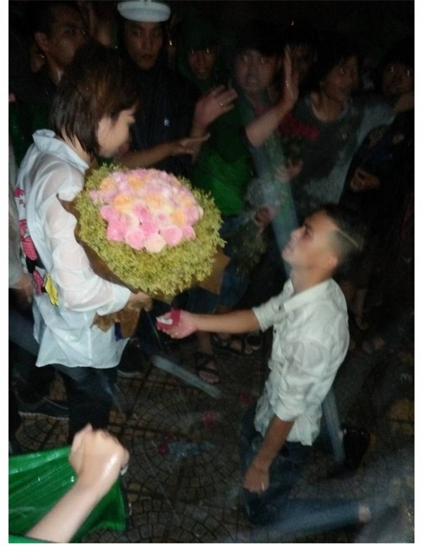 Được 500 anh em giúp sức, tài xế Grabbike đã có màn cầu hôn dưới mưa siêu lãng mạn như thế này đây! - Ảnh 5.