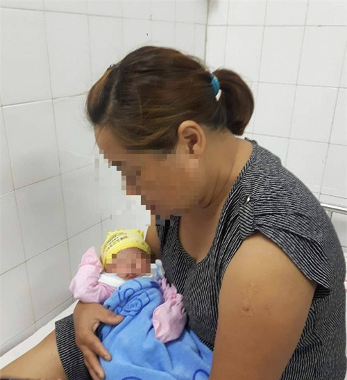 hi huu: tren ban mo bac si thong bao sinh con trai nhung gia dinh lai duoc trao be gai - 1