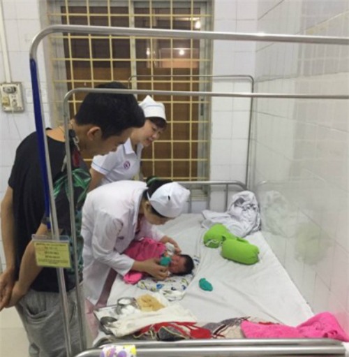 hi huu: tren ban mo bac si thong bao sinh con trai nhung gia dinh lai duoc trao be gai - 2