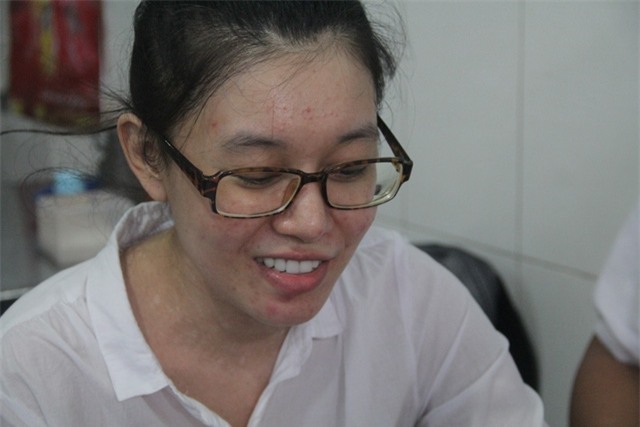 Bị Can Nguyễn Đức Thùy Dung vui mừng khi được tại ngoại.