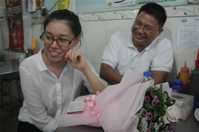 Gia đình đến đón Dung về nhà