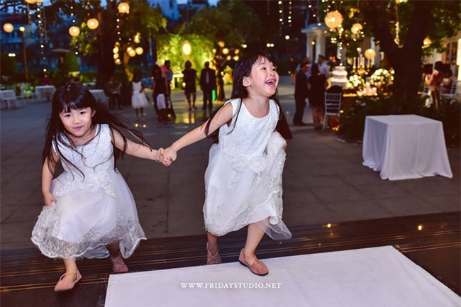 Miu - cô bé siêu ngoại ngữ của Biệt tài tí hon thu hút nghìn like trong clip hát tiếng Anh cùng em gái - Ảnh 3.