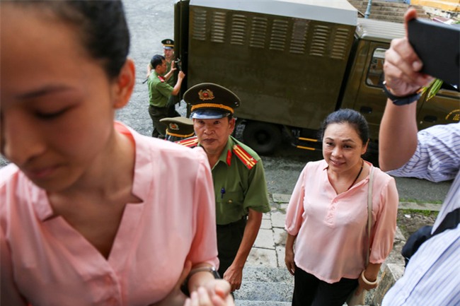 Chiếc áo đôi của mẹ con Hoa hậu Phương Nga: chuyện gà mái xù lông bảo vệ con tới cùng - Ảnh 2.