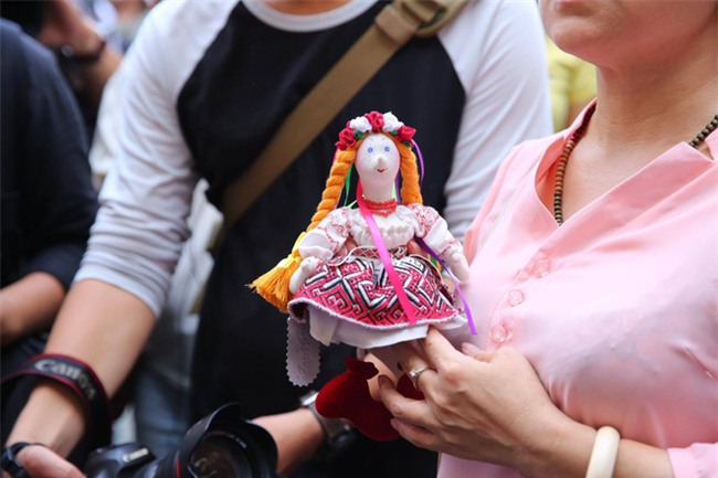 Chiếc áo đôi của mẹ con Hoa hậu Phương Nga: chuyện gà mái xù lông bảo vệ con tới cùng - Ảnh 4.