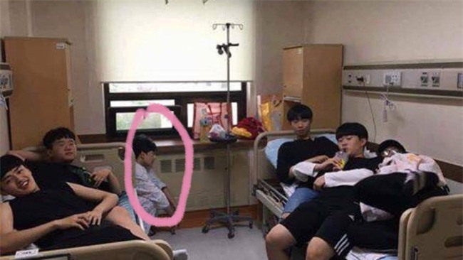 Bạn có đám bạn thân đểu không tả được thế này không: đến thăm người ốm, ăn hết cả đồ bồi dưỡng rồi về? - Ảnh 2.