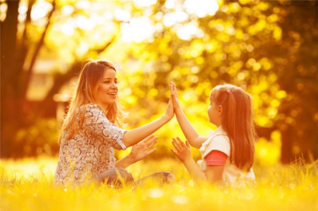 Khen ngợi và khuyến khích con: Cha mẹ nên khen ngợi và khuyến khích các con nói những lời tích cực về nhau. Ngay cả khi một trong số chúng không làm tốt như anh chị em của chúng, bạn cũng hãy động viên rằng con đã cố gắng hết sức và bạn luôn tự hào về con.