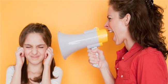 Đừng bao giờ nói xấu bất kì ai trong gia đình trước mặt trẻ: Bạn có thể tức giận hoặc khó chịu với ai đó nhưng đừng bao giờ nói những điều tiêu cực về người ấy với trẻ.
