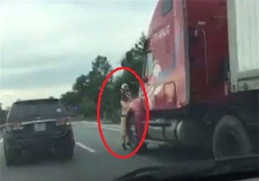 Nam CSGT bam dau xe container bi hat vang xuong duong hinh anh 1