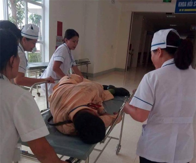 Nam CSGT bam dau xe container bi hat vang xuong duong hinh anh 2