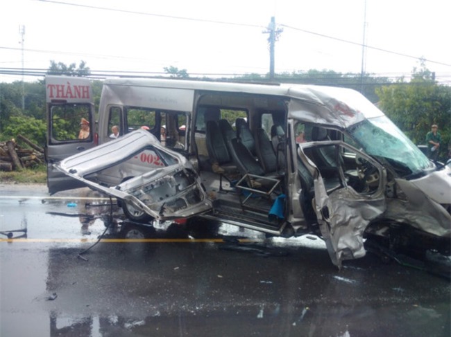 2 nguoi chet 12 nguoi bi thuong sau khi 2 xe khach dau dau hinh anh 1